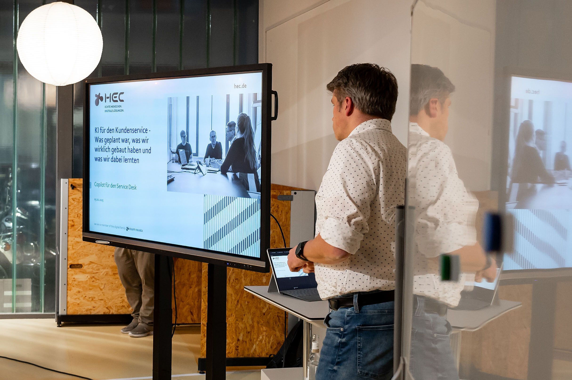 Daniel Wessels erläutert Copilot an einem Monitor