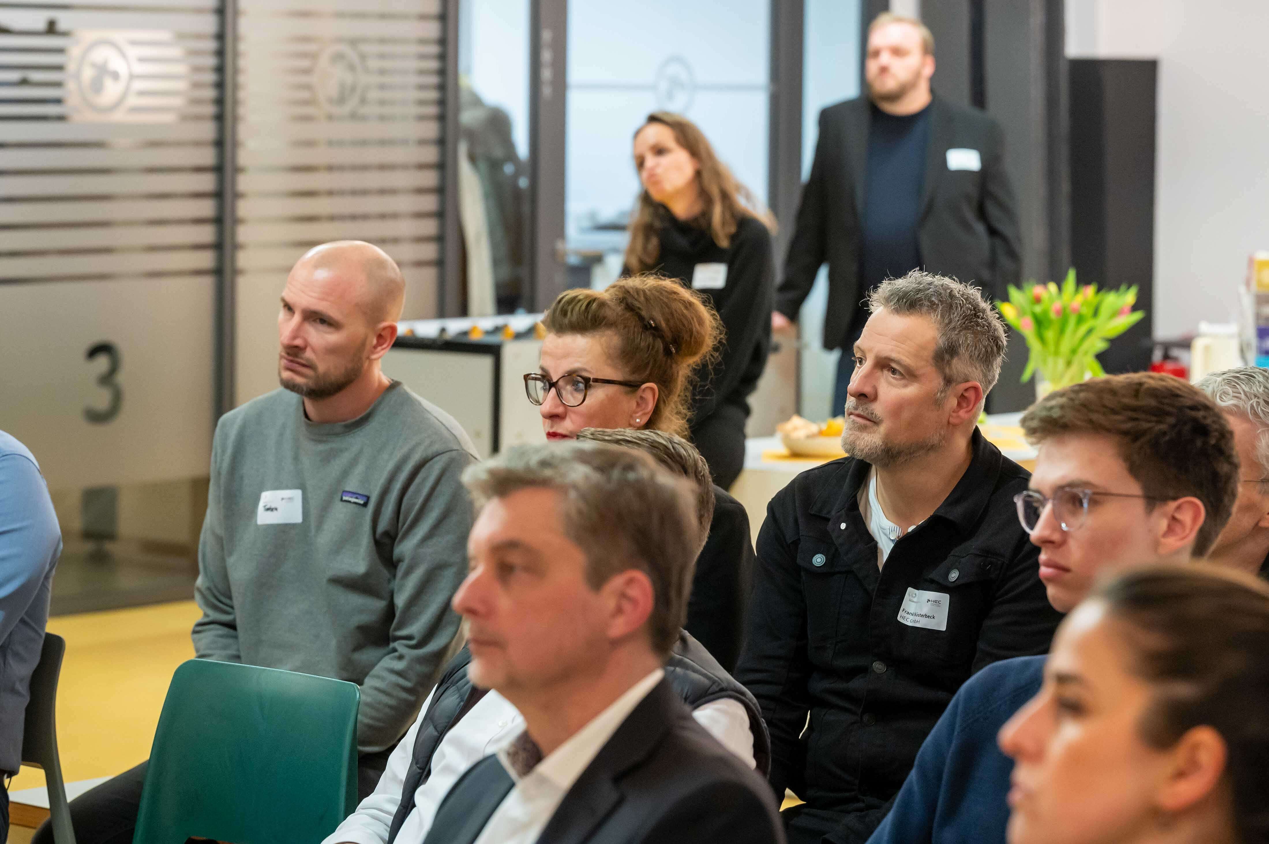 Teilnehmende der SOIREE|HEC hören beim Impulsvortrag zu.