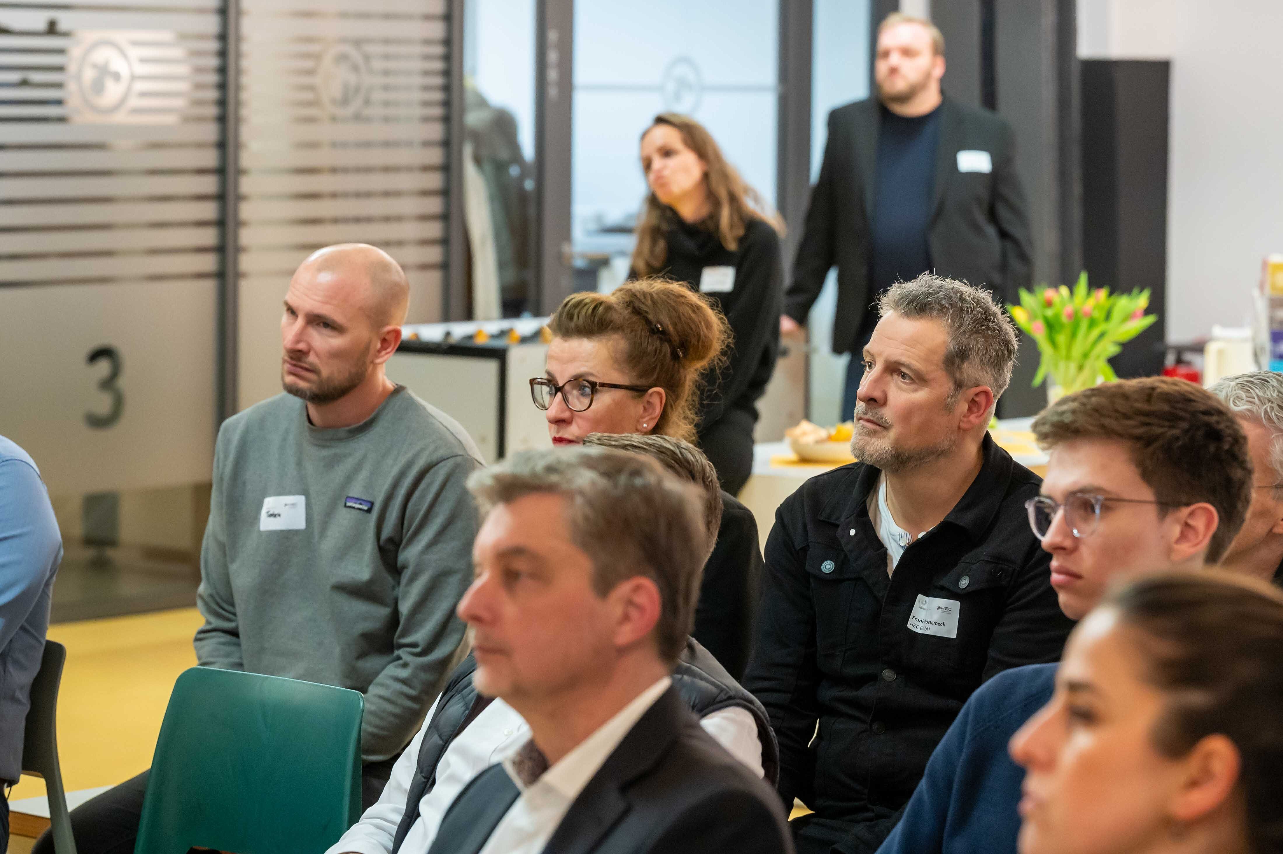 Teilnehmende der SOIREE|HEC hören beim Impulsvortrag zu.