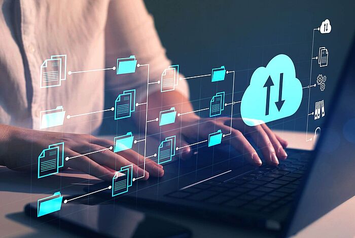 Eine Person sitzt am Laptop