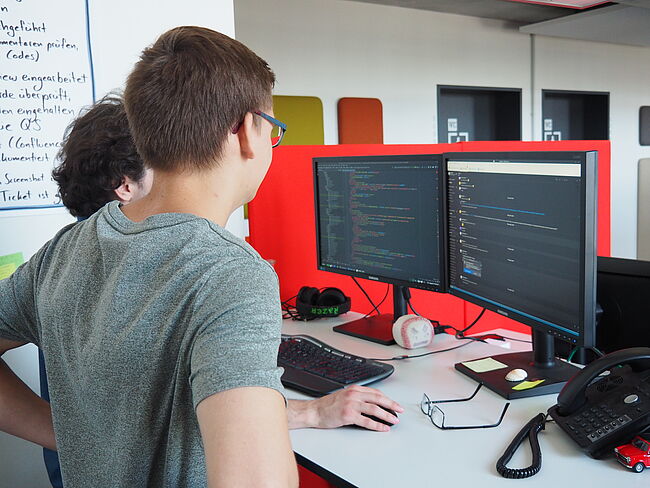 Zwei junge Männer vor einem PC Zwei junge Männer vor einem PC