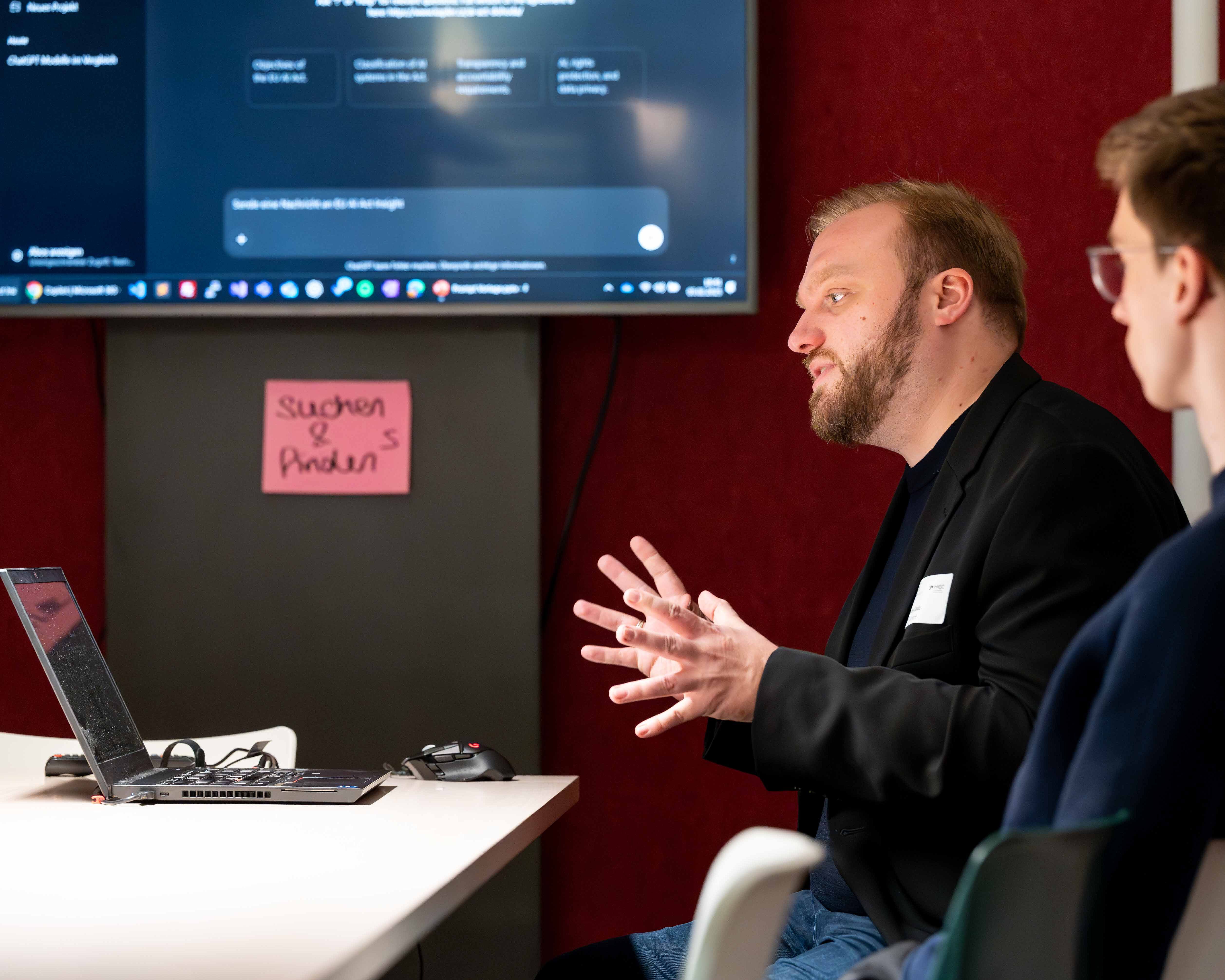 Malte Gode erläutert etwas in einem Workshopraum.