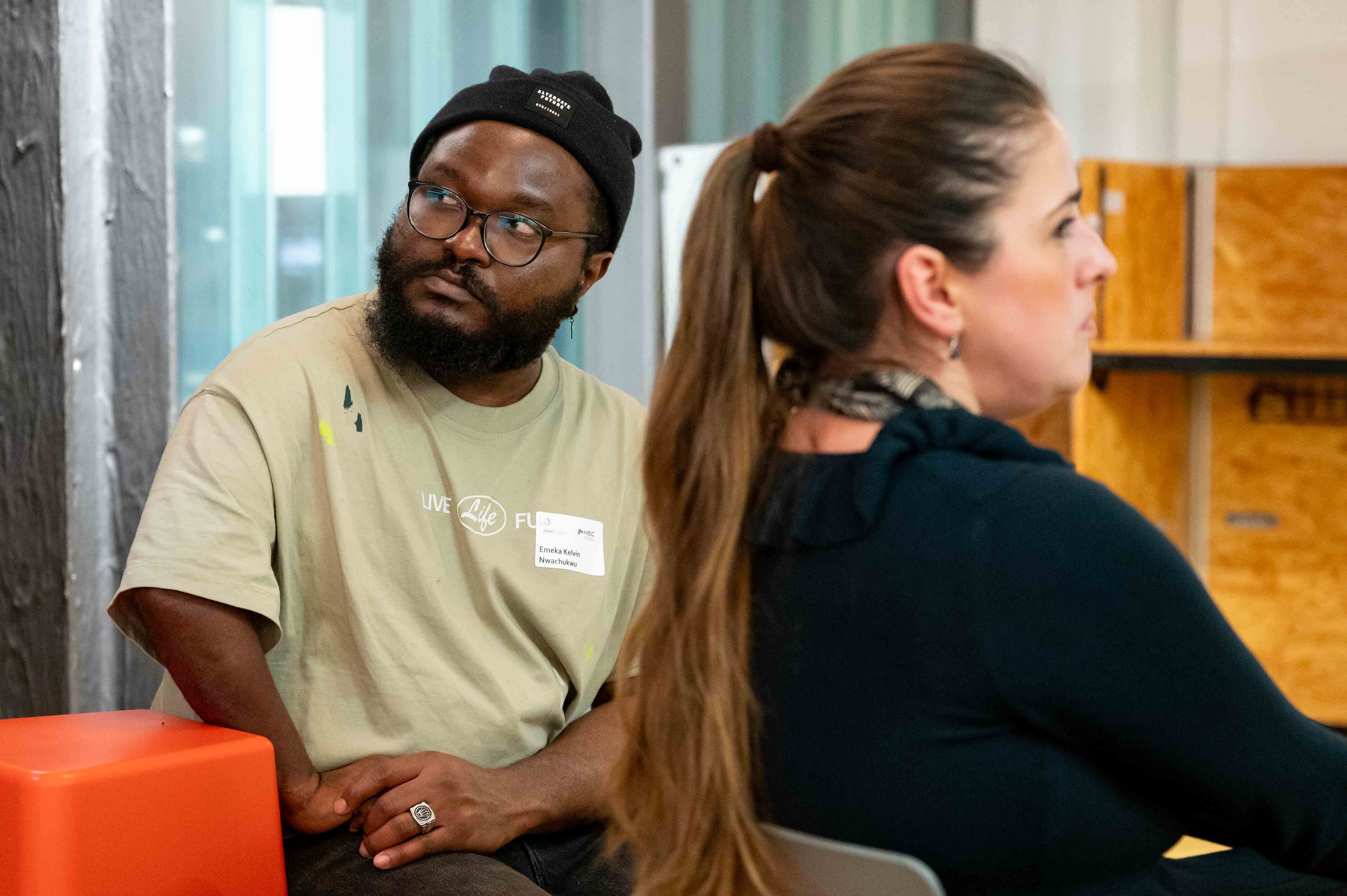 Teilnehmende hören beim Vortrag auf der SOIREE|HEC zu.