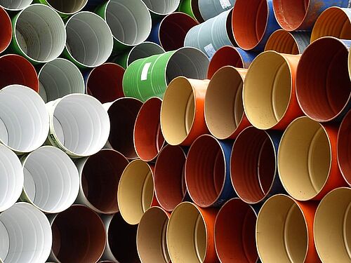 Auf dem Bild sieht man ganz viele Rohre. Die Rohre sind weiß und bunt. 