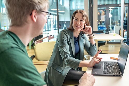 Ein Mann und eine Frau am Laptop