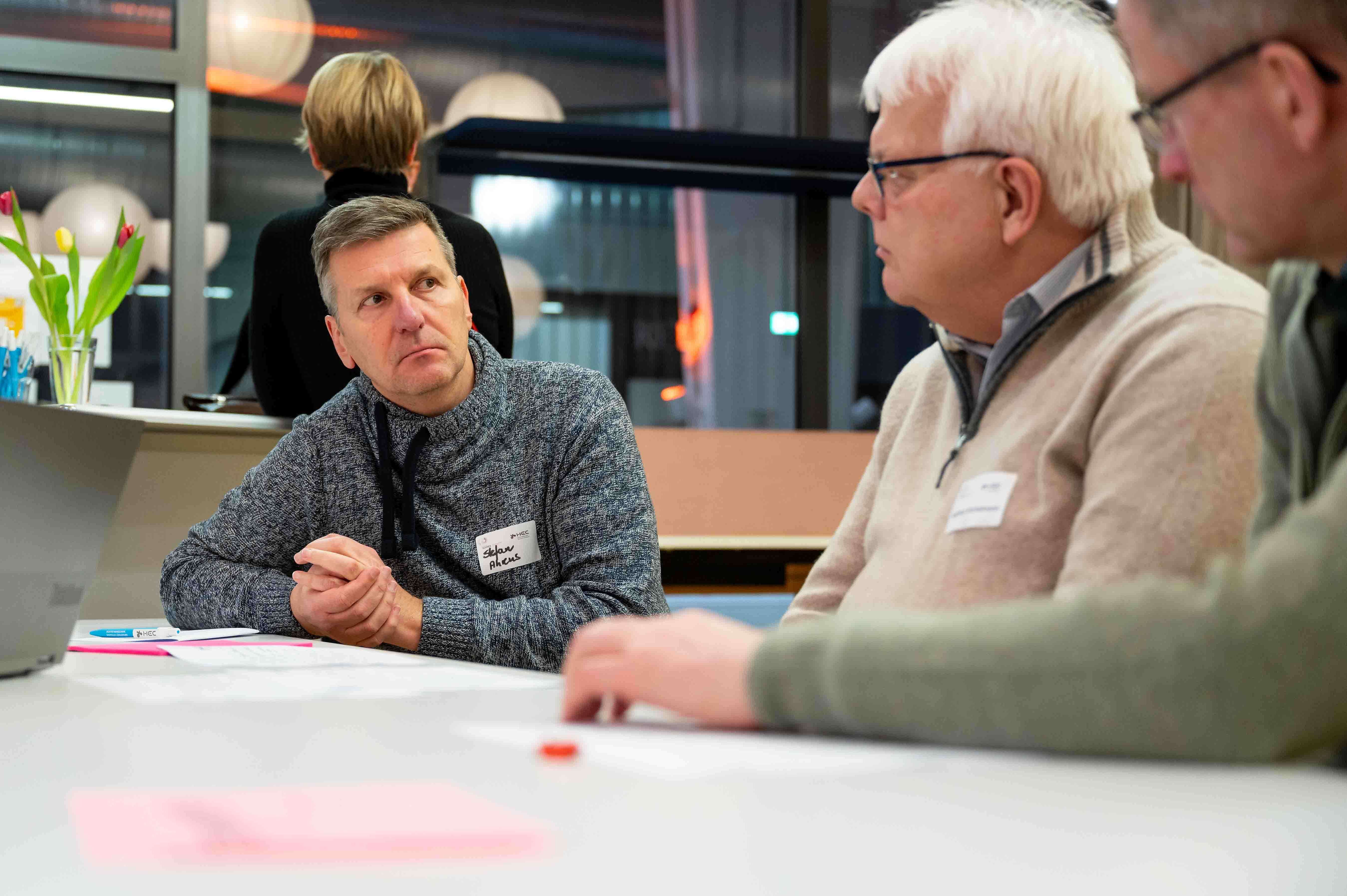 Teilnehmende arbeiten in Workschopgruppen bei der SOIREE|HEC.