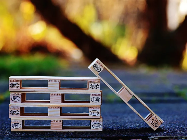 Europaletten auf einer Straße