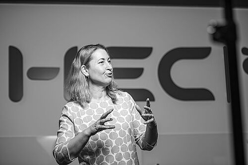 Eine Frau redet mit Gesten