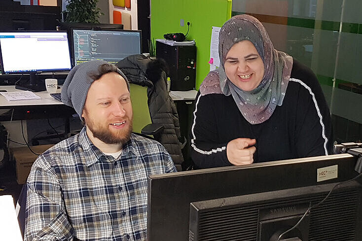 Praktikanten des IT-Bildungshauses am Arbeitsplatz bei der HEC Praktikanten des IT-Bildungshauses am Arbeitsplatz bei der HEC