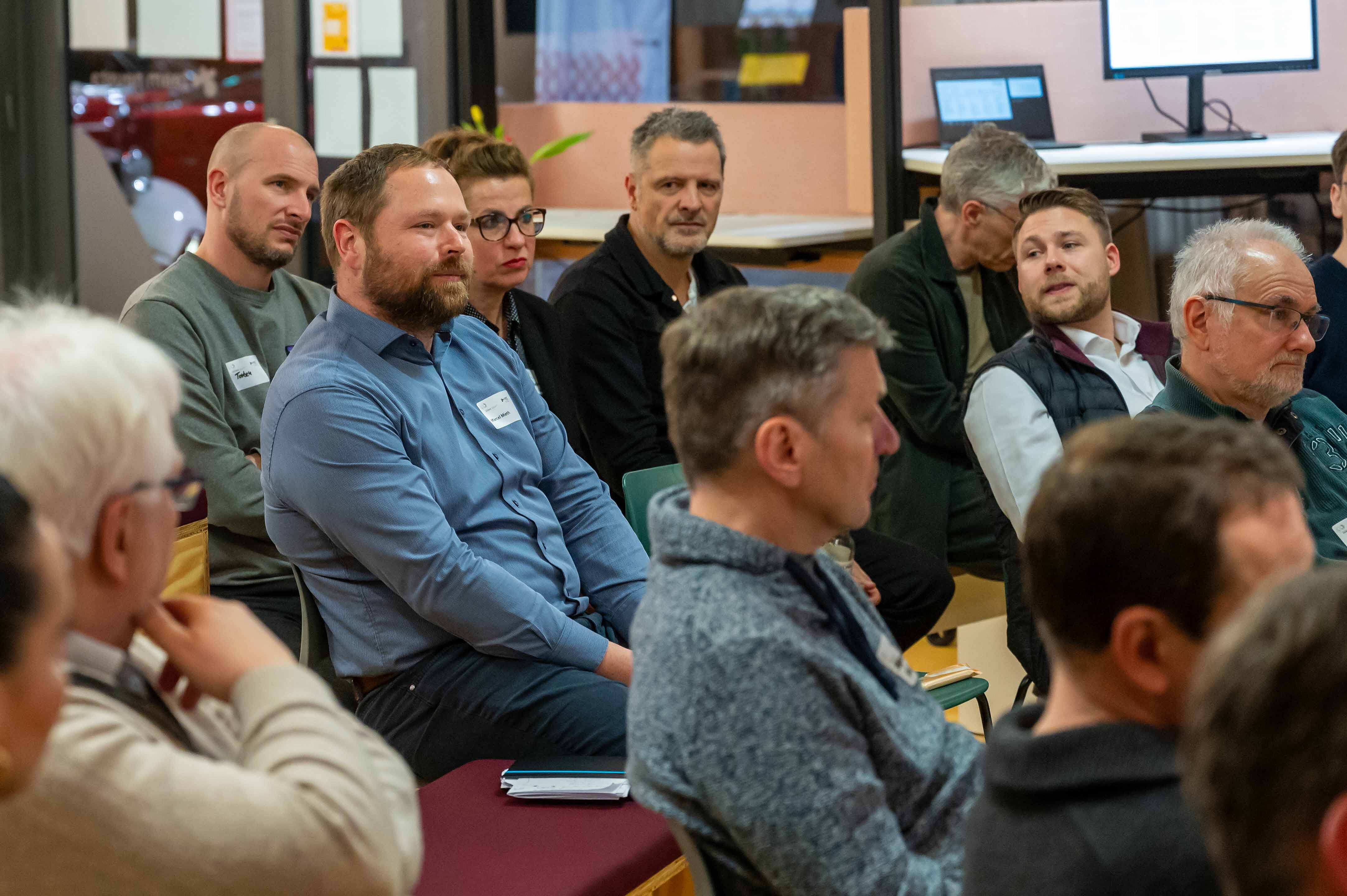 Teilnehmende hören beim Vortrag auf der SOIREE|HEC zu.