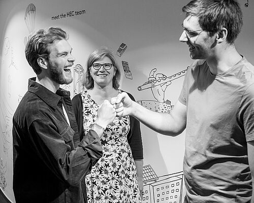 Zwei Männer machen eine Erfolgsgeste