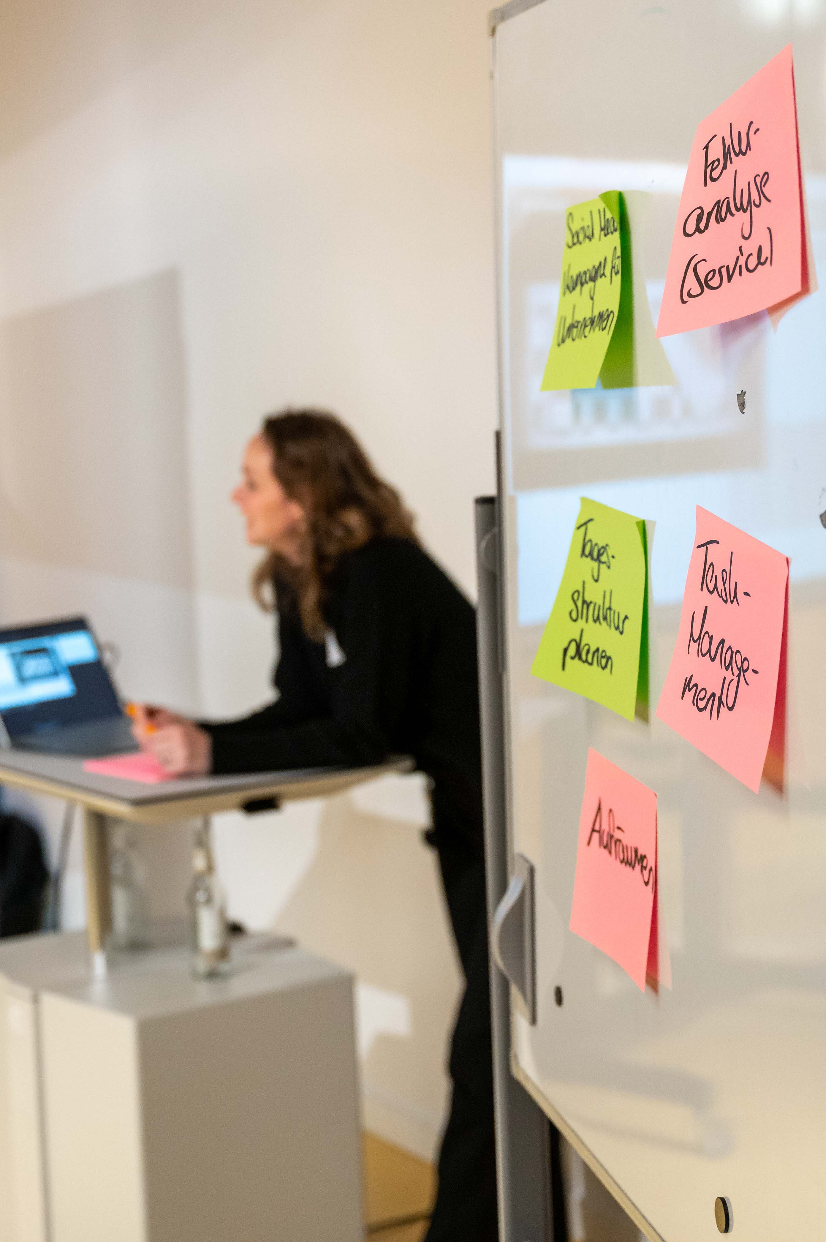 Whiteboard mit Post-its bei der SOIREE|HEC