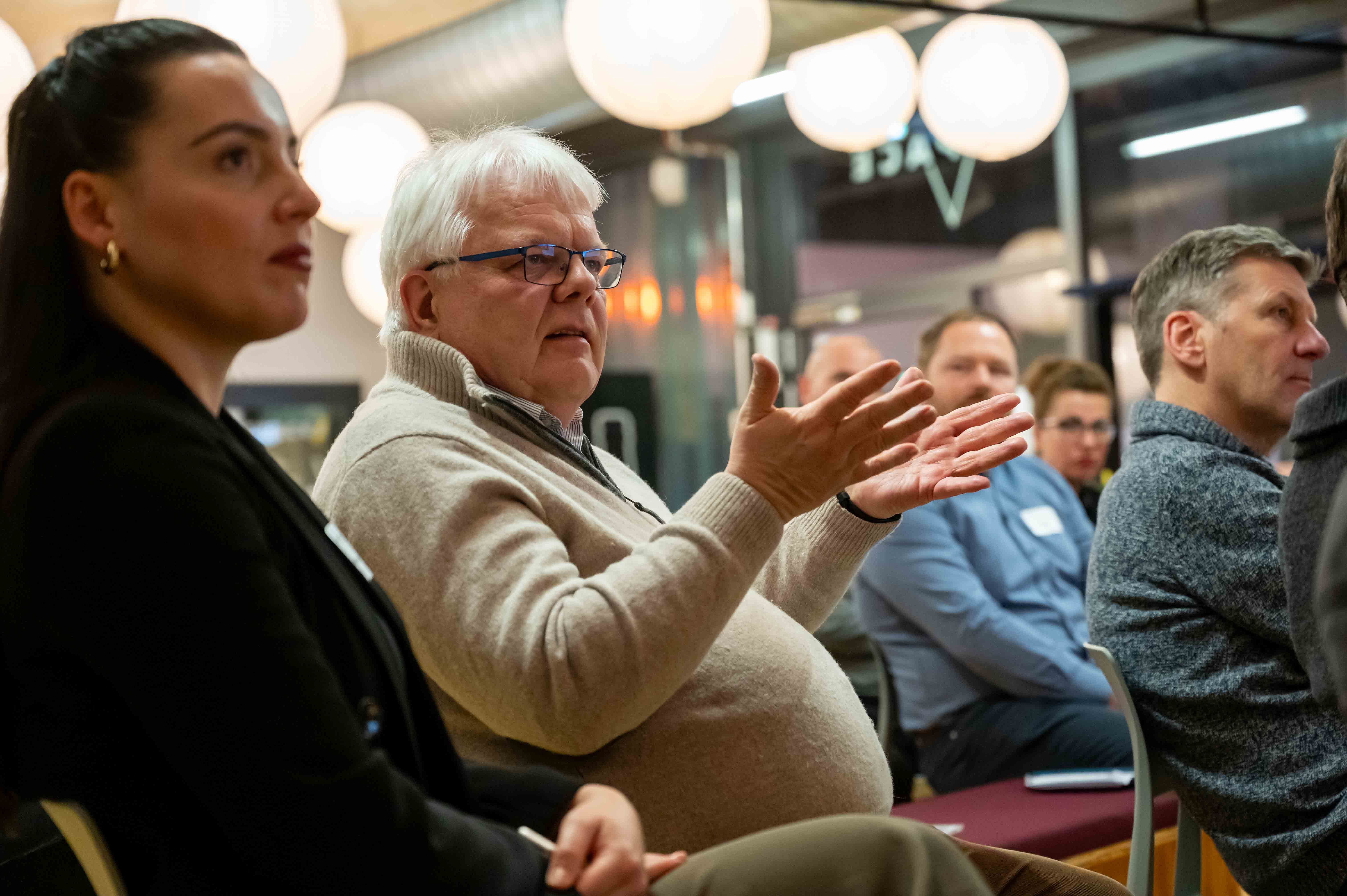 Teilnehmende hören beim Vortrag auf der SOIREE|HEC zu.