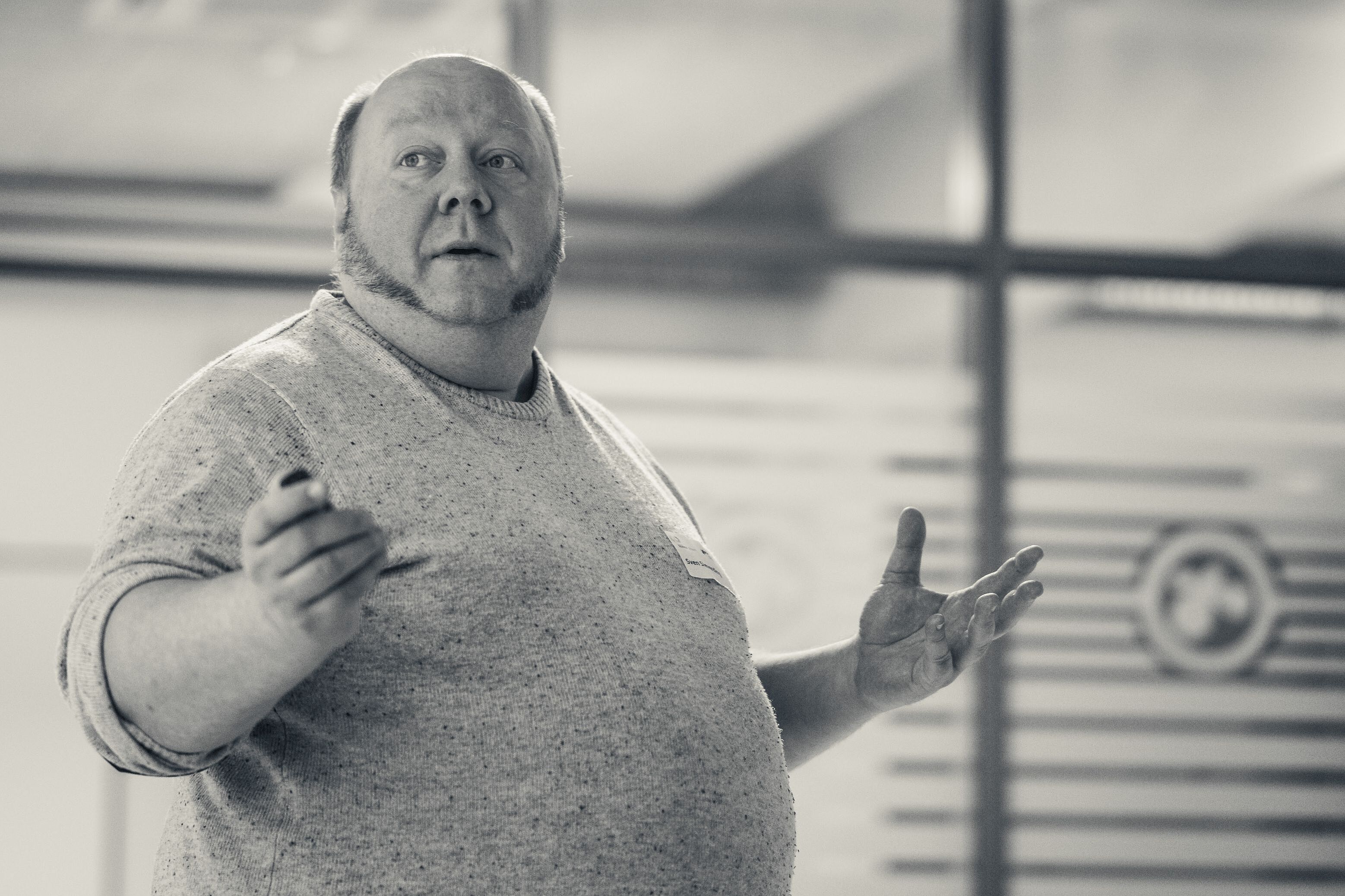 Ein Mann erklärt etwas bei der Soiree HEC.