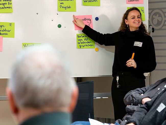 Teilnehmende im Workshop bei der SOIREE|HEC