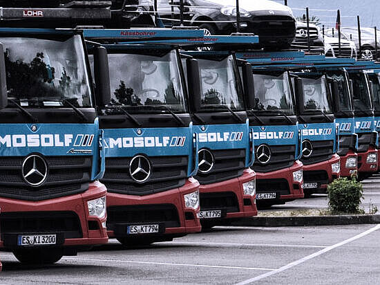 PKW-Transporte von Mosolf Ein LKW-Park mit geladenen PKW