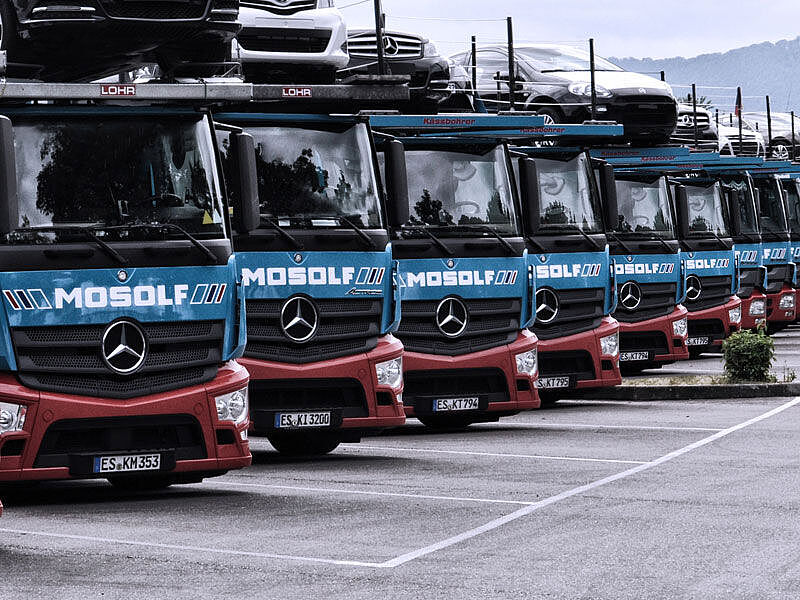 PKW-Transporte von Mosolf Ein LKW-Park mit geladenen PKW