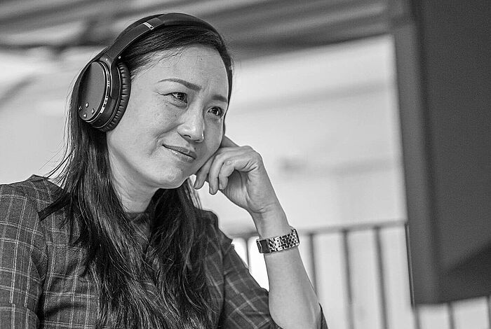 Informatikerin am Schreibtisch