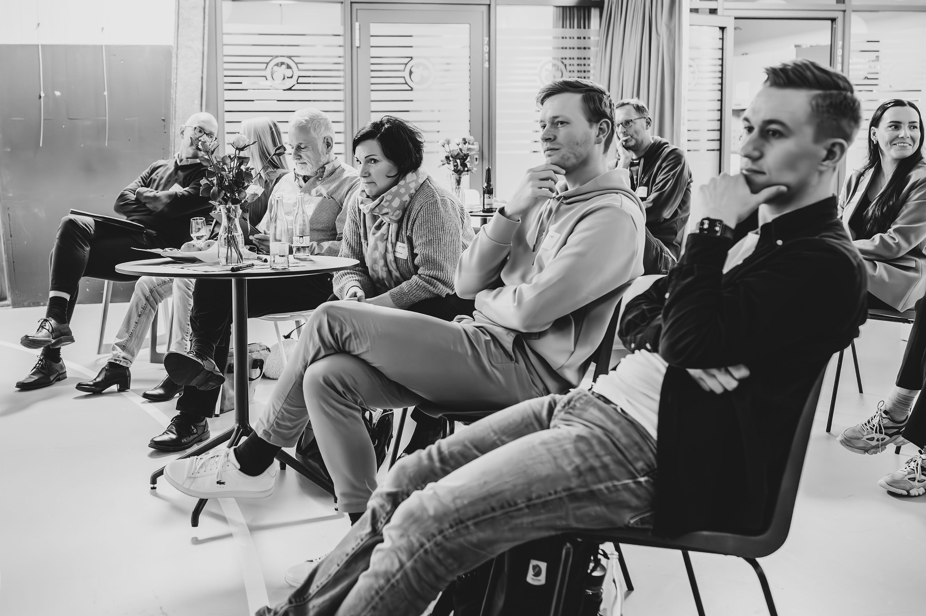 Publikum hört einem Vortrag bei der Soiree HEC zu.