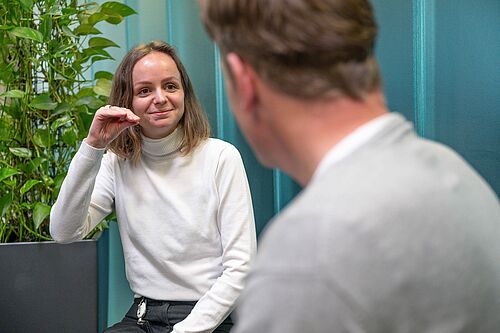 Eine Frau und ein Mann im Gespräch