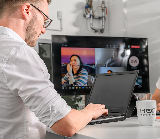 Personen in einer Videokonferenz