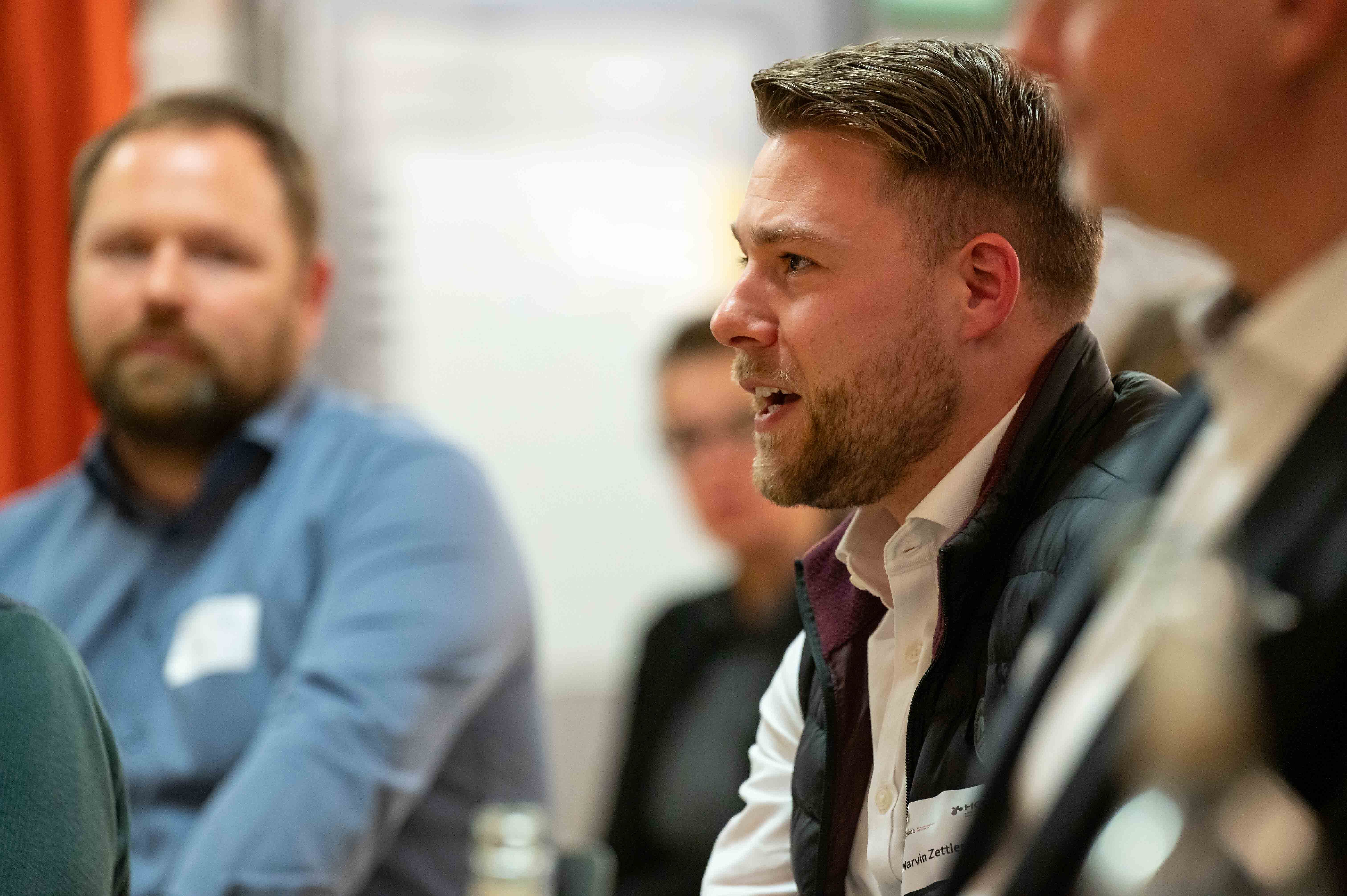 Teilnehmende hören beim Vortrag auf der SOIREE|HEC zu.