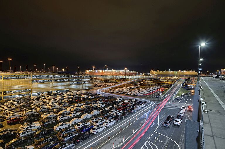 Autoterminal Bremerhaven bei Nacht