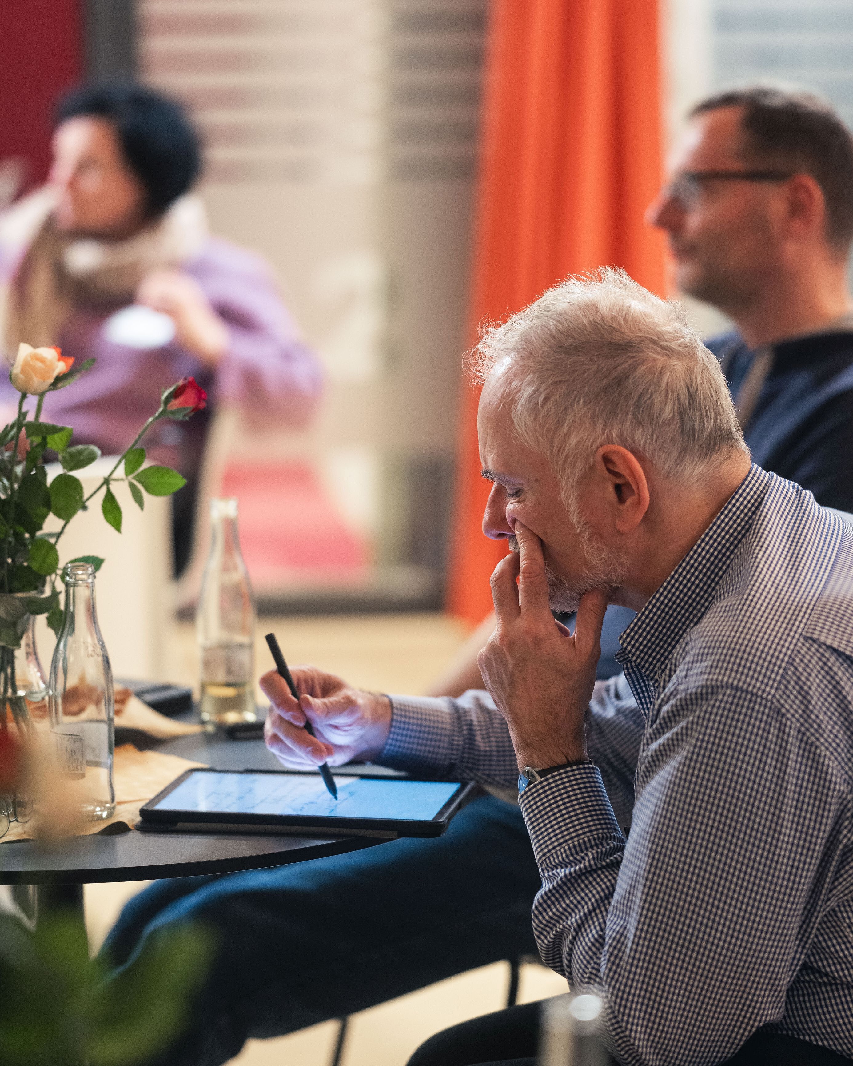 Ein Mann arbeitet an einem Tablet.