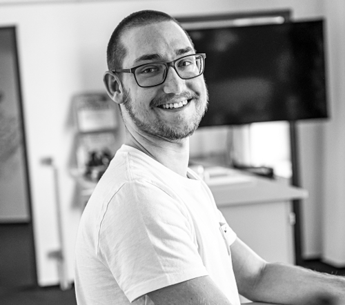 ein junger Mann in einer Besprechung