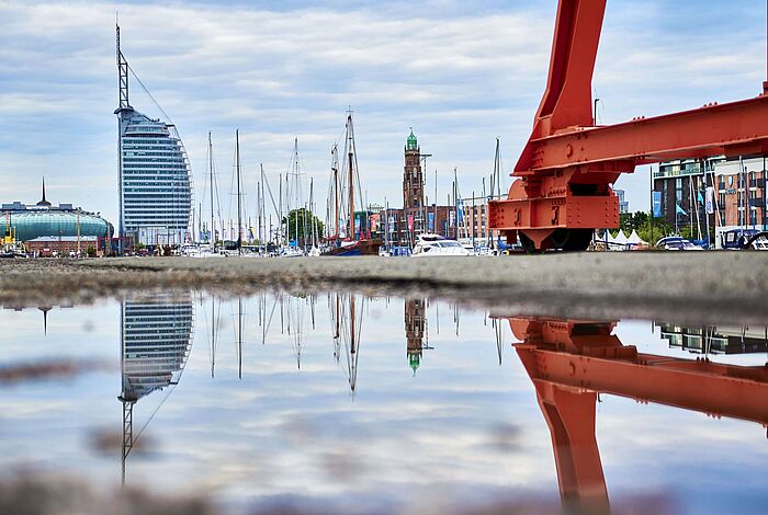 Blick über das Wasser auf die Skyline von Bremerhaven mit Sail City Hotel. 