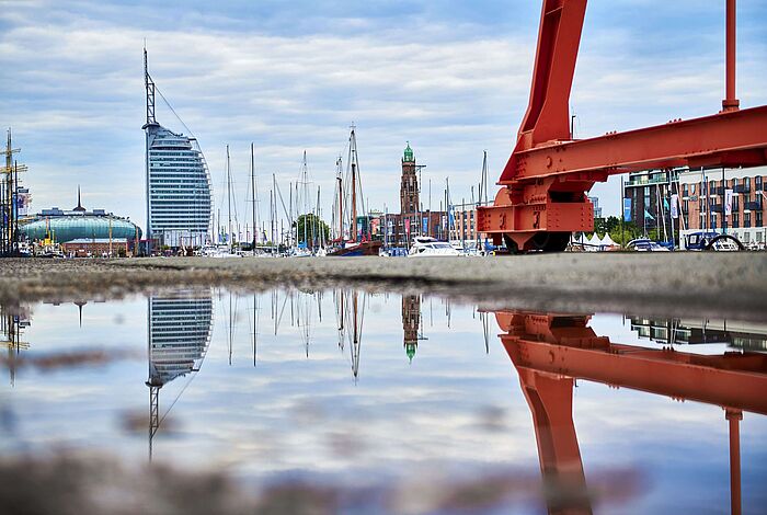 Blick über das Wasser auf die Skyline von Bremerhaven mit Sail City Hotel. 