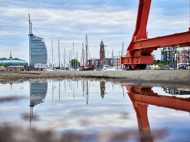 Blick über das Wasser auf die Skyline von Bremerhaven mit Sail City Hotel. 
