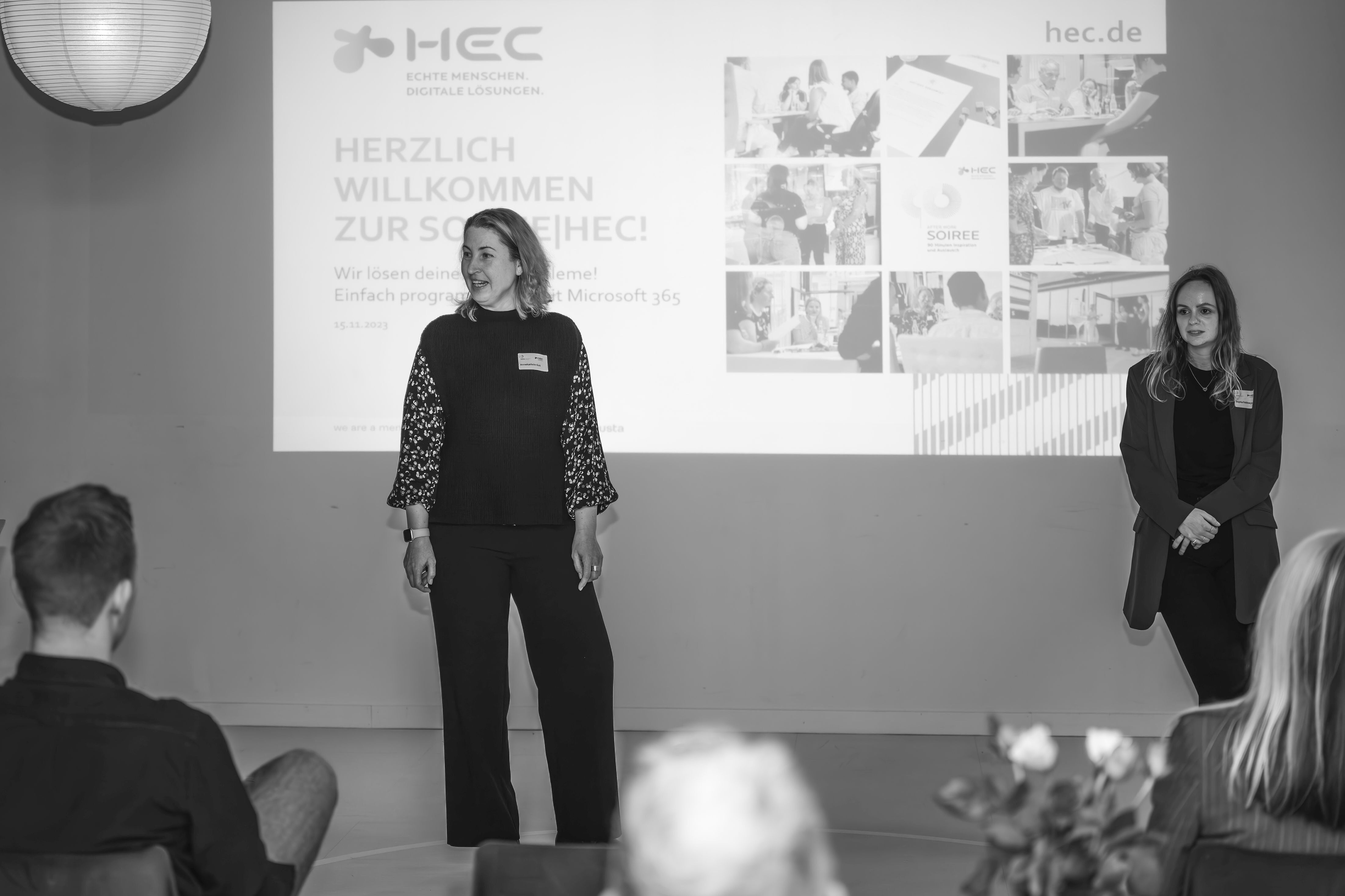 Zwei Frauen halten einen Vortrag zur SOIREE HEC.