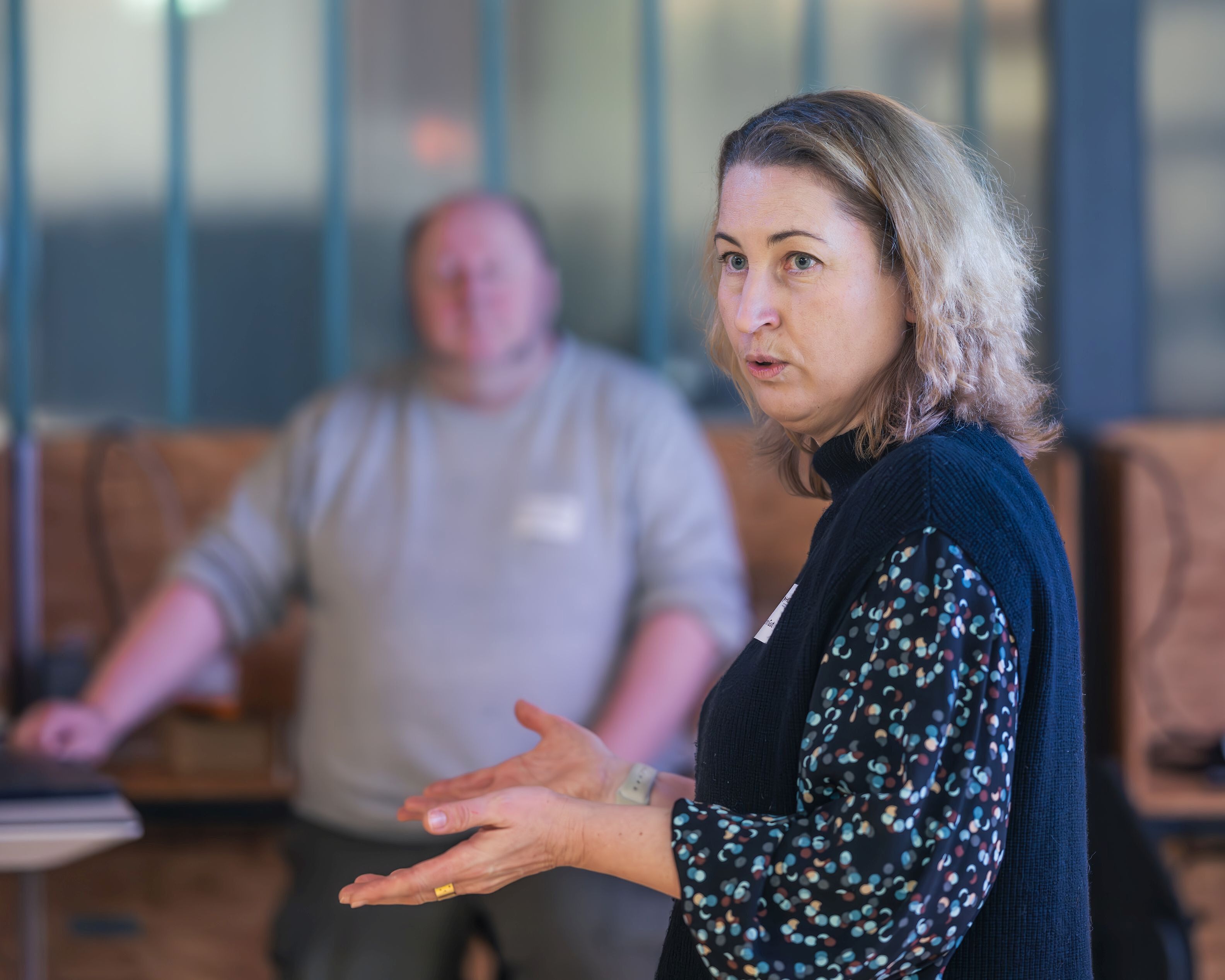 Eine Frau und ein Mann unterhalten sich.