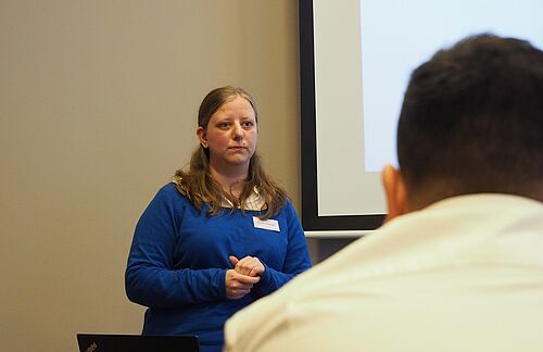 Eine Frau vor einer Leinwand