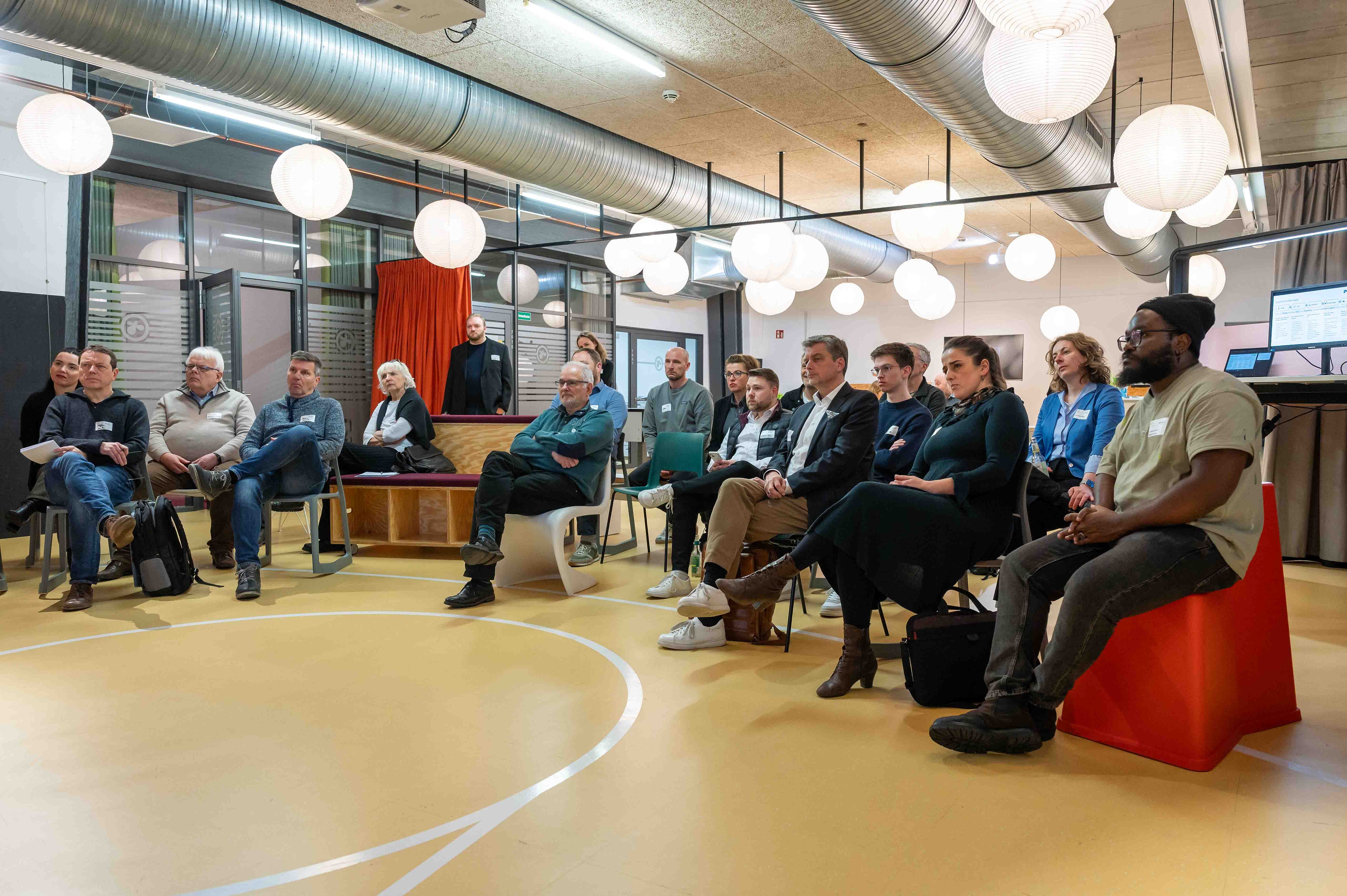 Teilnehmende hören beim Vortrag auf der SOIREE|HEC zu.