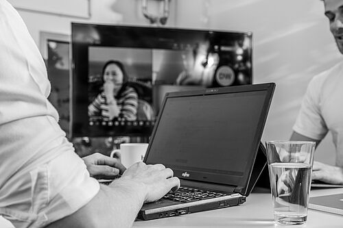 Eine Person schreibt auf einem Laptop