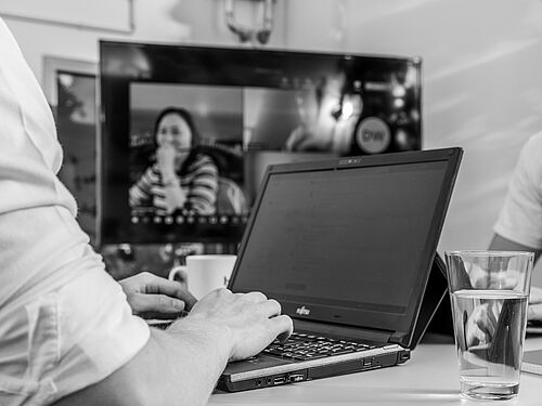 Eine Person schreibt auf einem Laptop