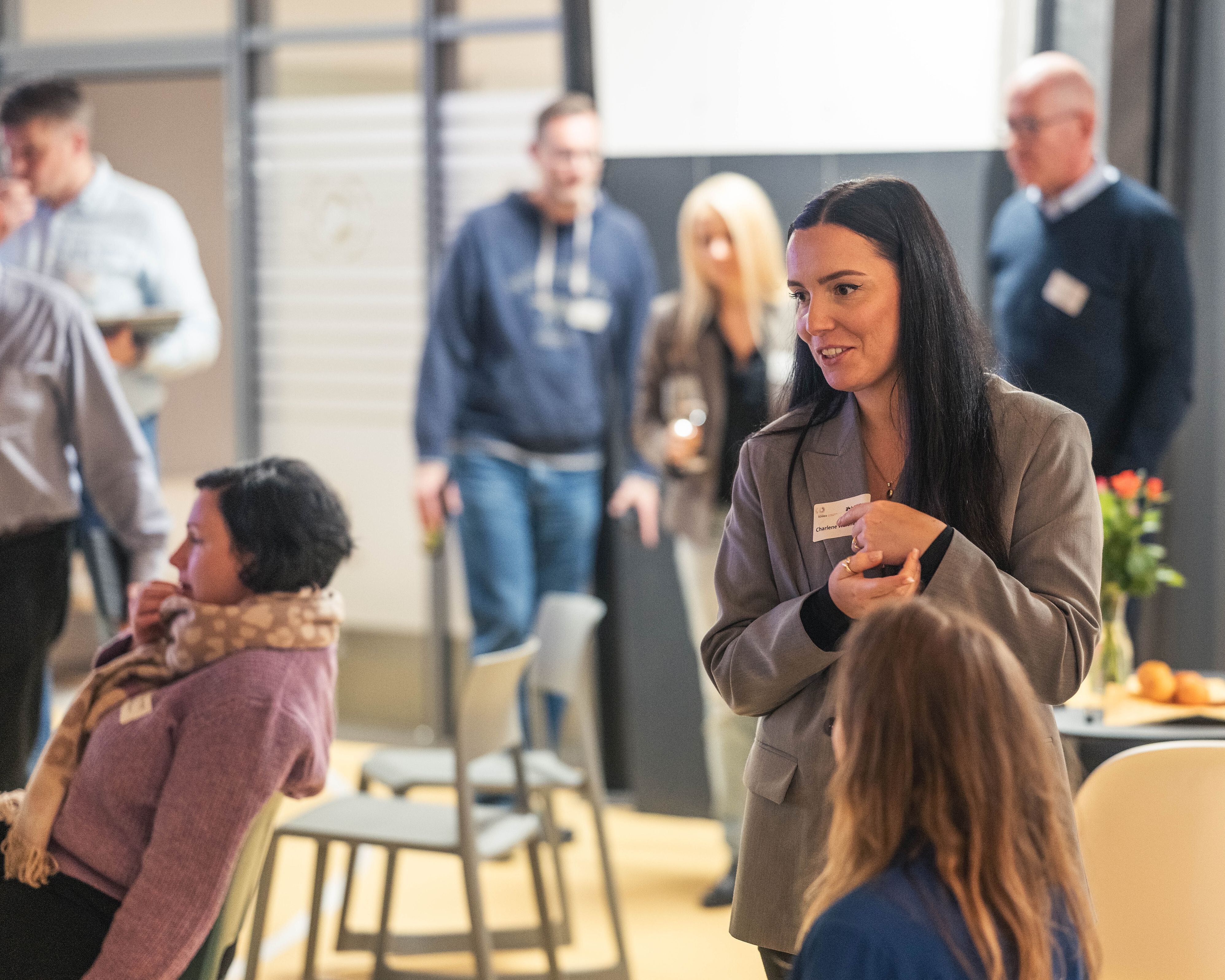 Mehrere Personen unterhalten sich.