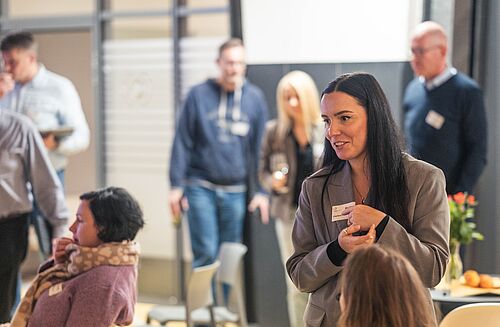 Mehrere Personen unterhalten sich.