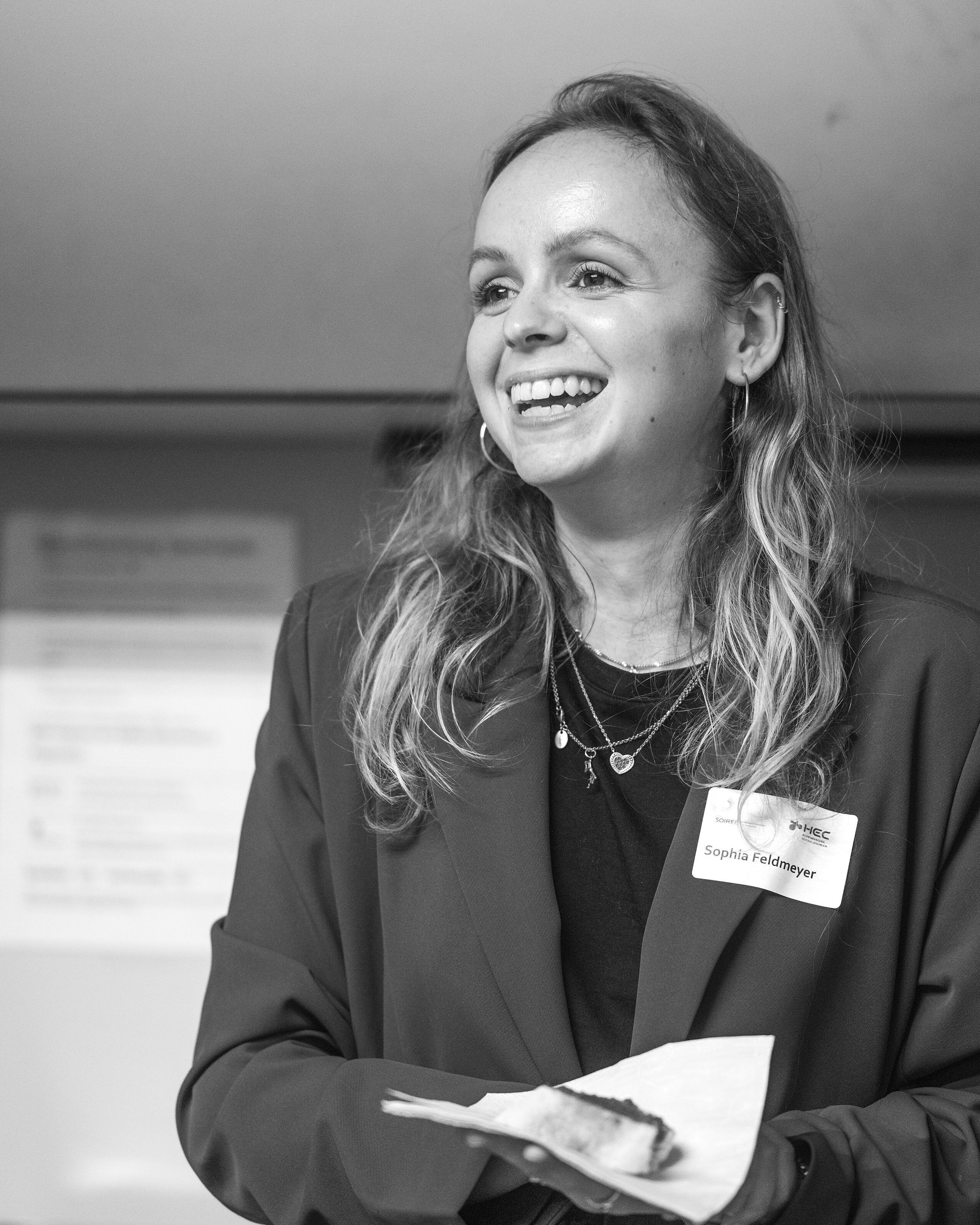 Eine Frau erzählt etwas bei der Soiree HEC.