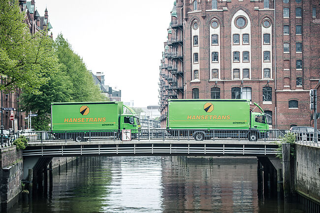 Zwei LKW überqueren eine Brücke