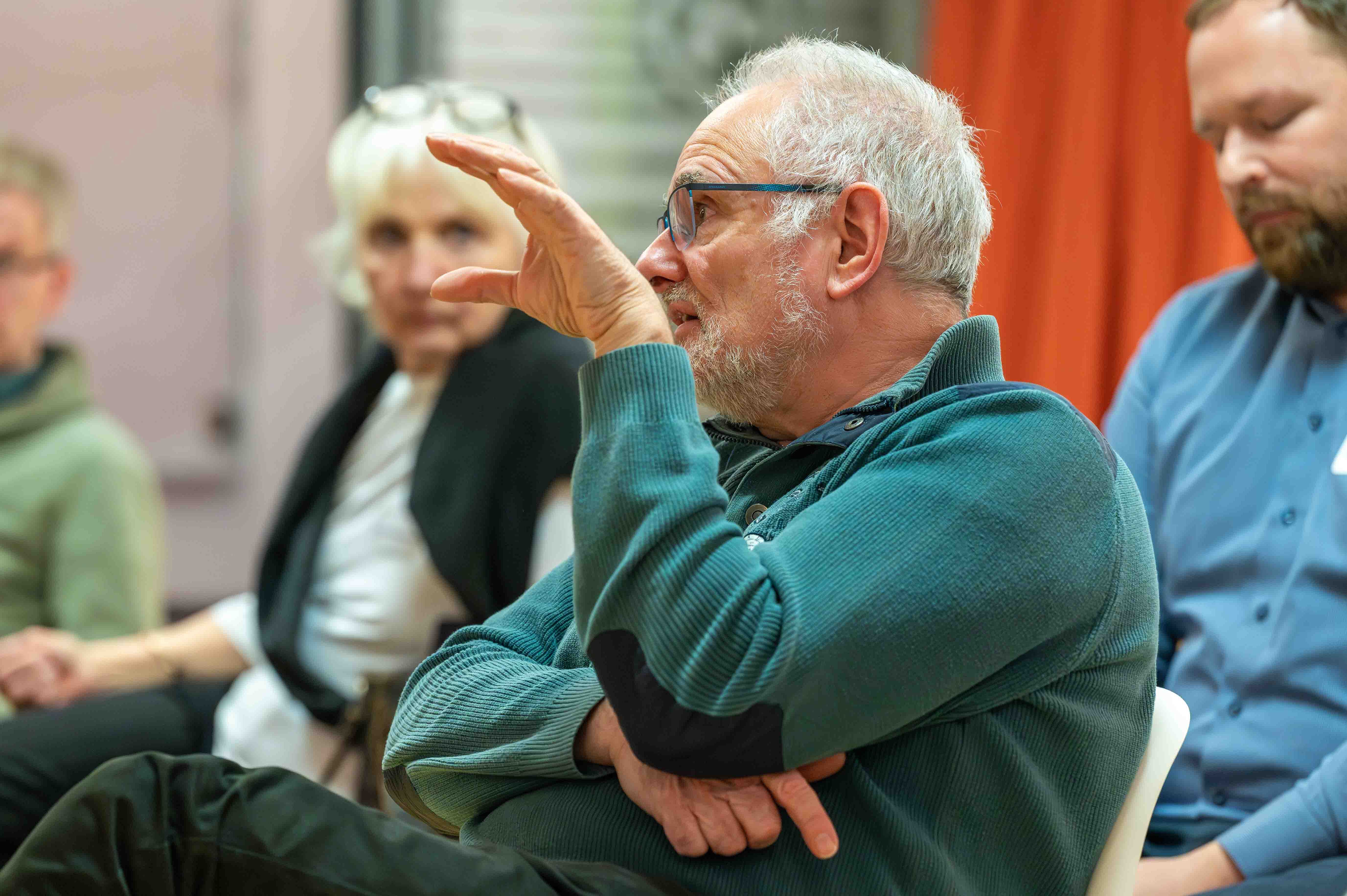 Teilnehmende hören beim Vortrag auf der SOIREE|HEC zu.