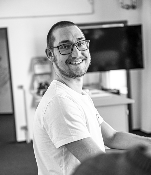 ein junger Mann in einer Besprechung