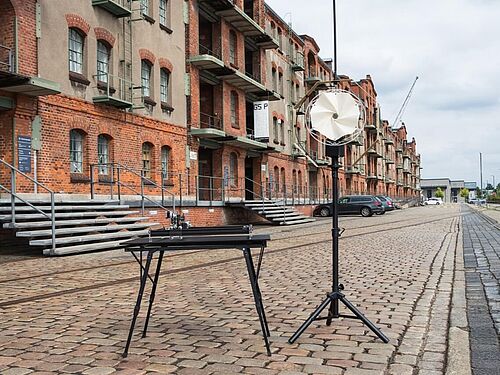 Aufbau des Projekts Space Odradek vor dem HfK-Gebäude