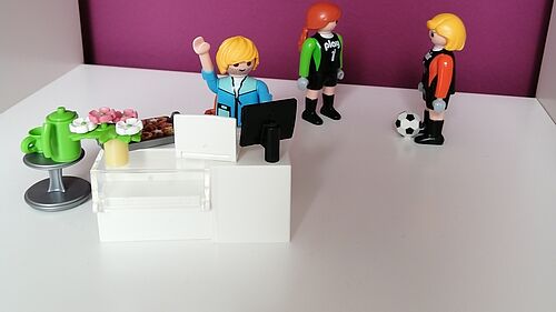 Playmobilfiguren als Programmierer:innen