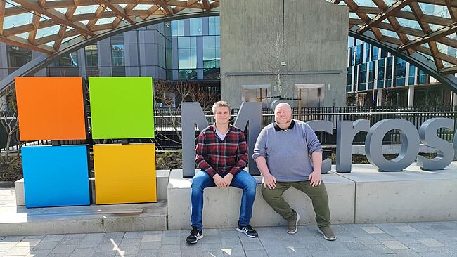 Daniel Wessels und Sven Sieverding sitzen vor dem Microsoft-Logo