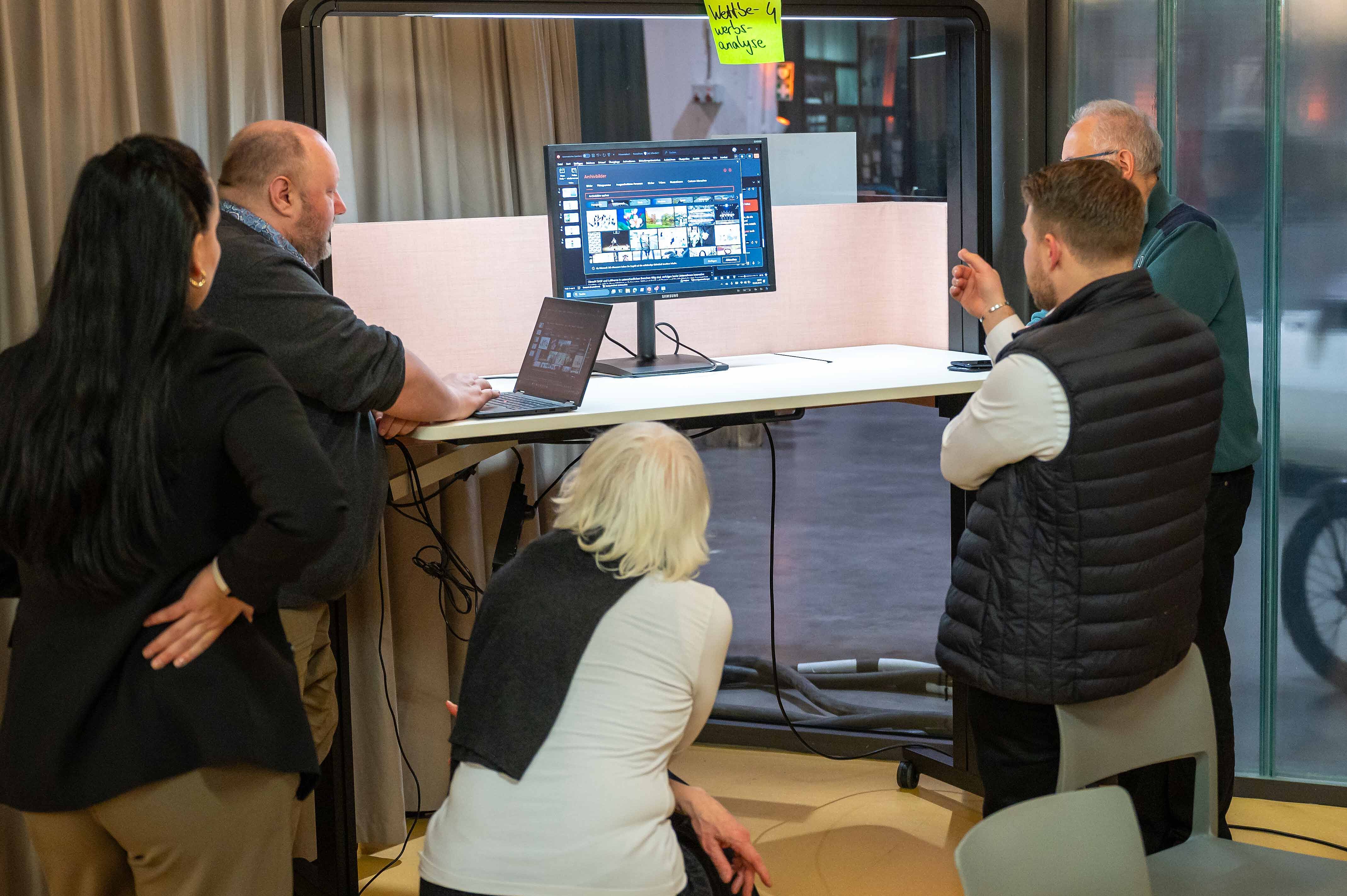 Teilnehmende der SOIREE|HEC hören beim Impulsvortrag zu.