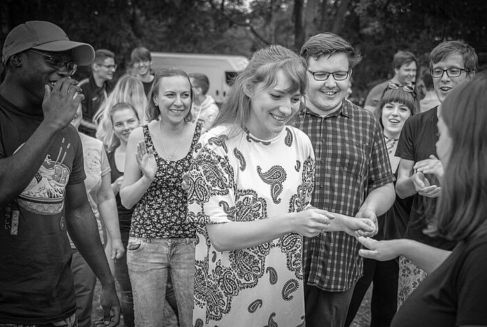 Eine Gruppe lachender Azubis beim Onboarding