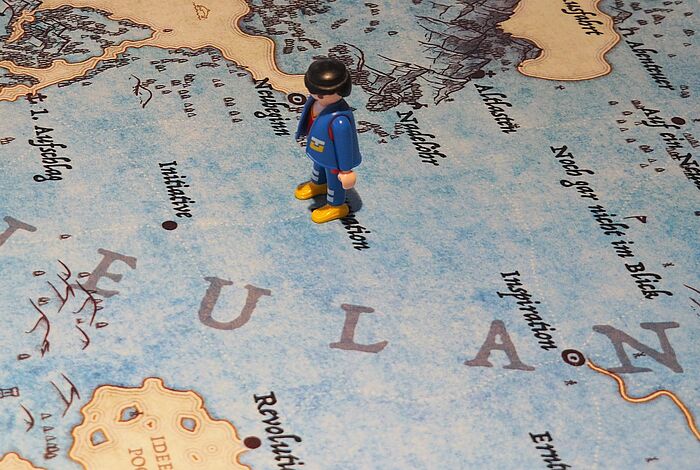 Playmobilfiguren auf einer Landkarte